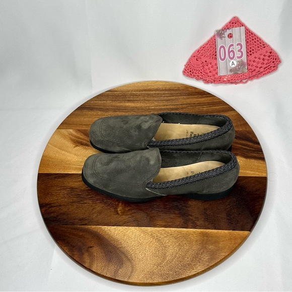 Hush Puppies Grey Loafer Suede Flats Size 7 W - Picture 3 of 16